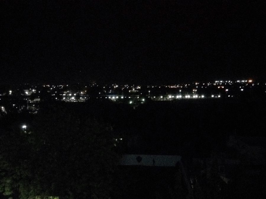 Luftaufnahme des Bahnhofs Akola bei Nacht in Maharashtra