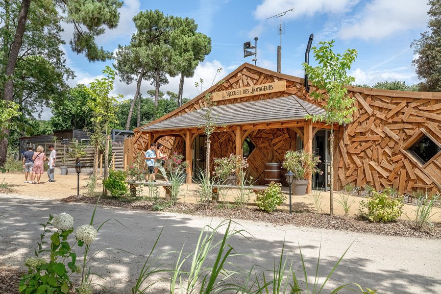 File:Flower Camping Au Bois des Biches - Accueil des Voyageurs - Saint-Hilaire-de-Riez.jpg