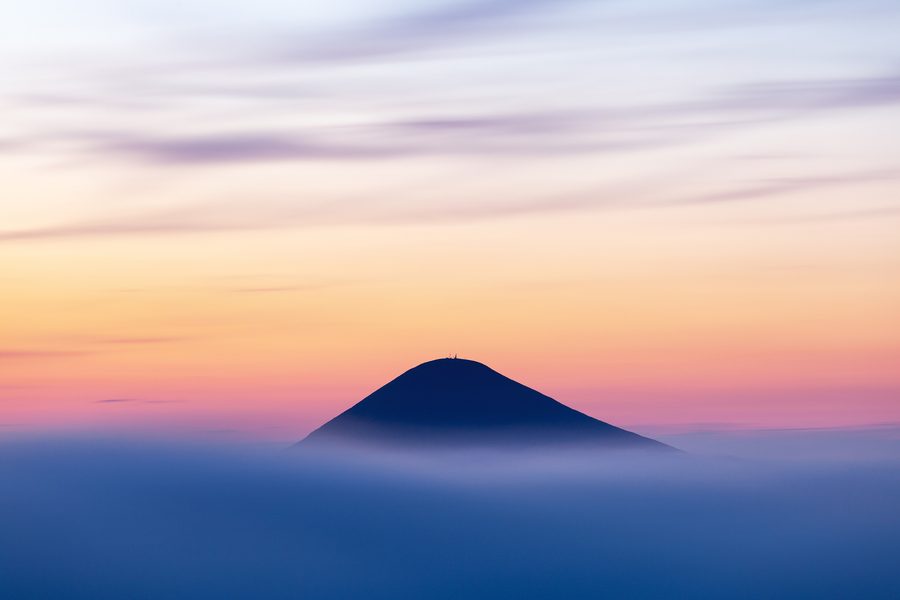 Blick auf die Howerla in den ukrainischen Karpaten nach Sonnenuntergang.