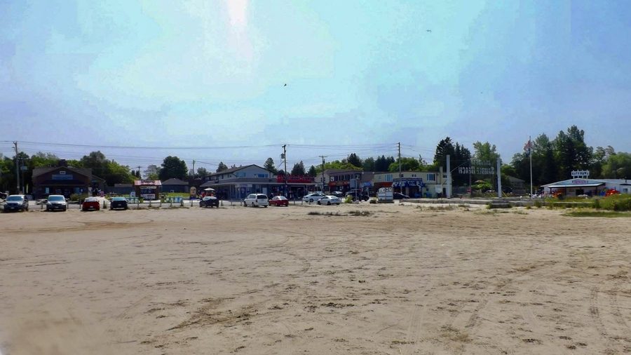 Commercio sul lungomare all'angolo tra Main Street e Lakeshore Boulevard a Sauble Beach, Ontario