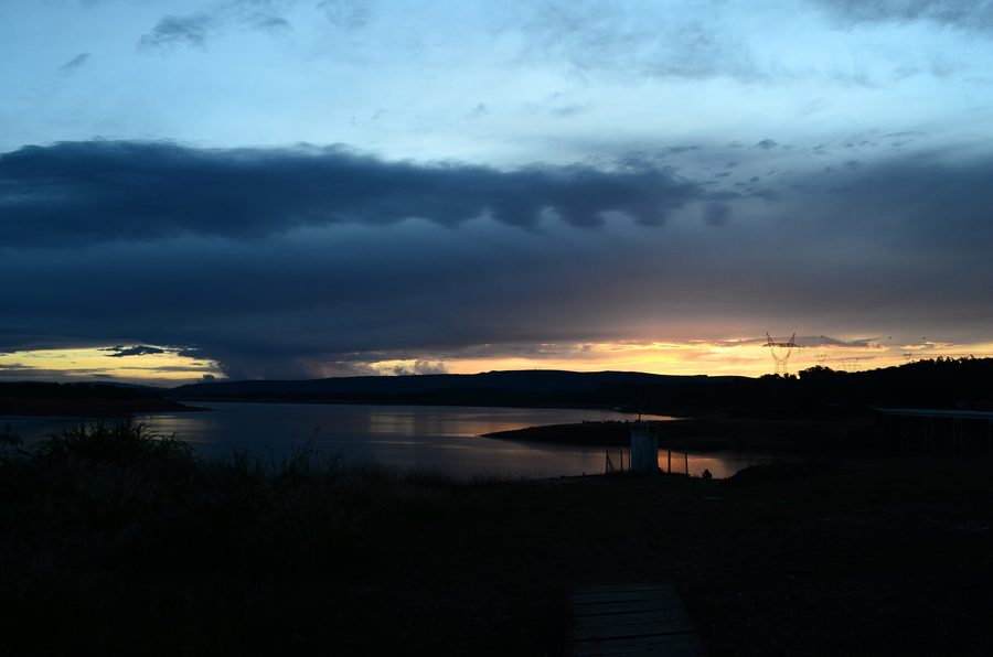 Blick auf die Furnas-Talsperre in Minas Gerais bei Sonnenuntergang