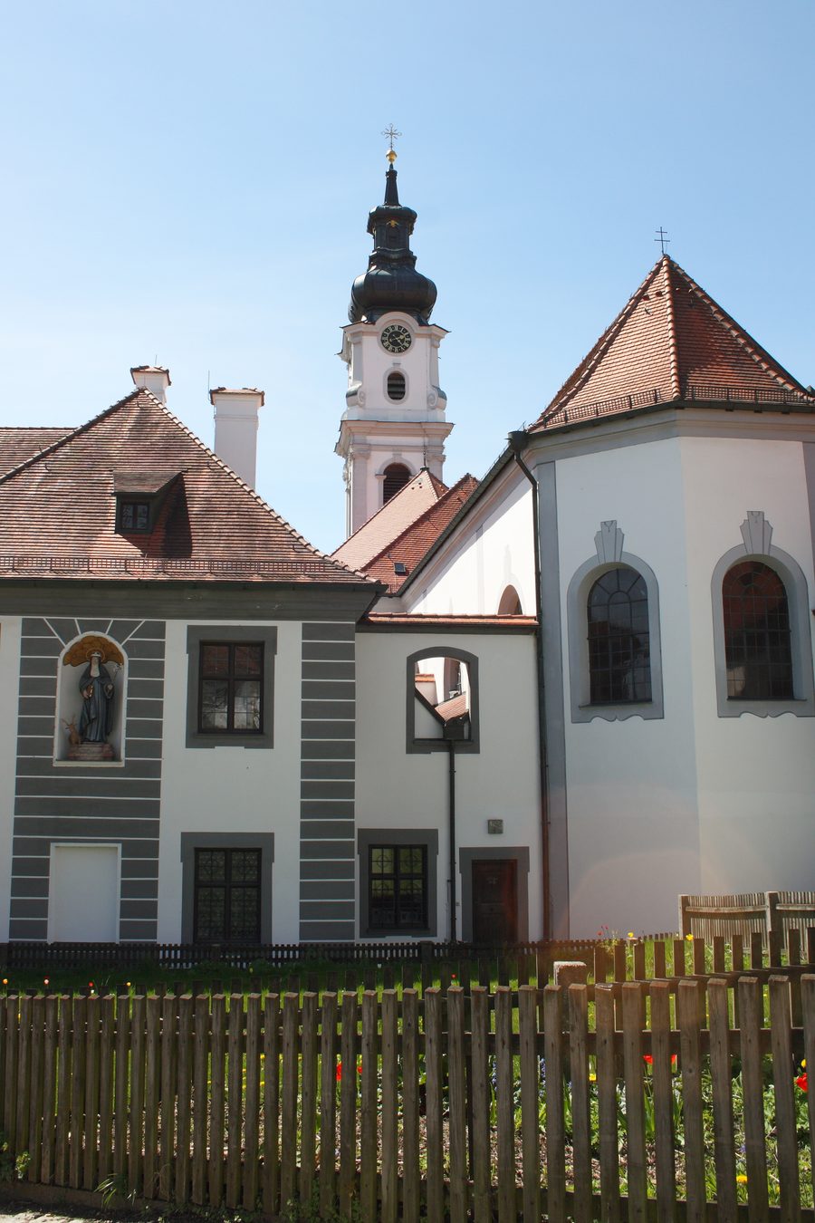 Katholische Pfarr- und Klosterkirche St. Alto und St. Brigitta mit Klostergebäuden in Altomünster