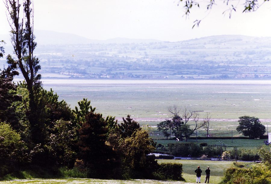 Vista del Galles e del River Dee dai Ness Botanic Gardens
