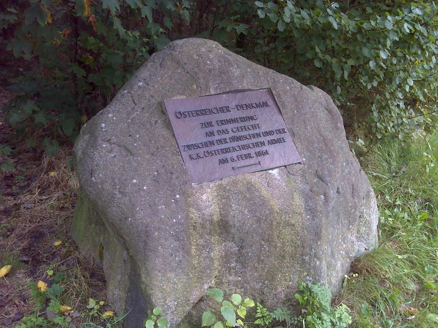 Pietra indicatrice verso il monumento degli austriaci a Sankelmark