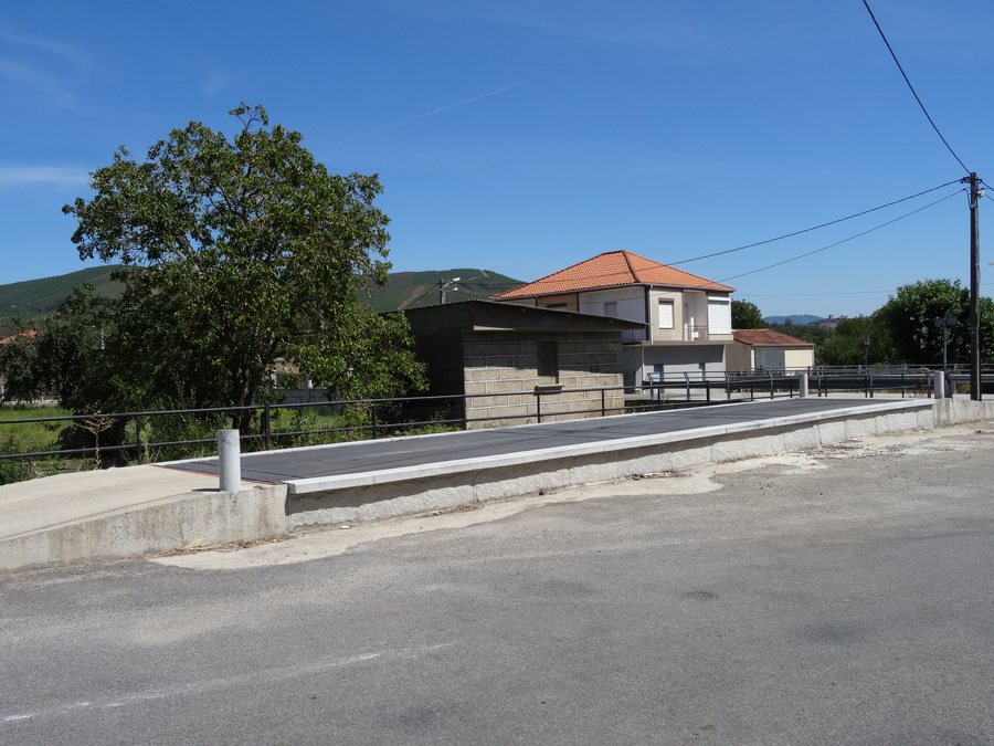 File:Bascula camions concello Monterrei, Ourense.JPG