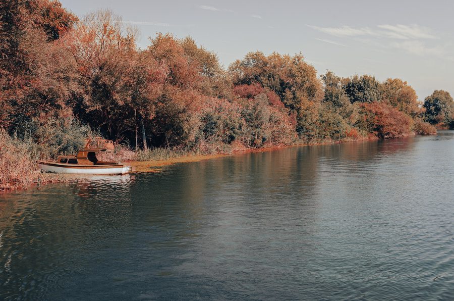 Vecchia barca sulla riva del fiume a Rijeka Crnojevića
