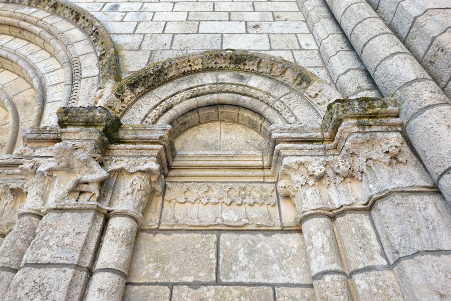 File:Abbaye Saint-Étienne Bassac èglise detail.jpg