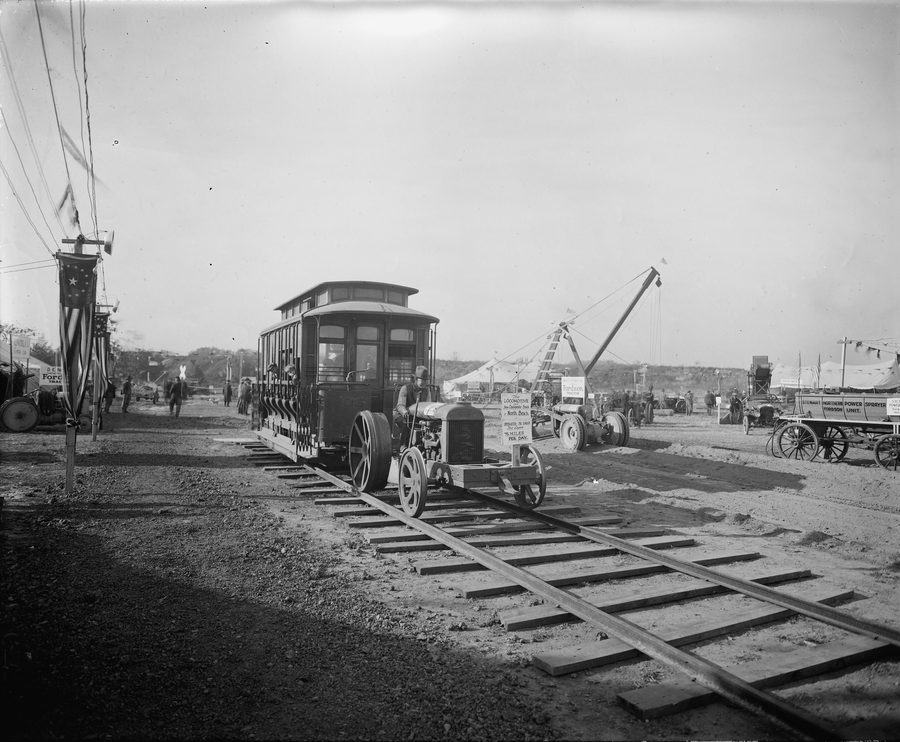 Locomotiva storica e trattore esposti associati alla storia ferroviaria di Chesapeake Beach