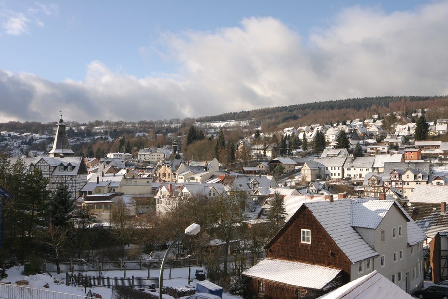 Ansicht von Großalmerode in der hügeligen Landschaft Nordhessens