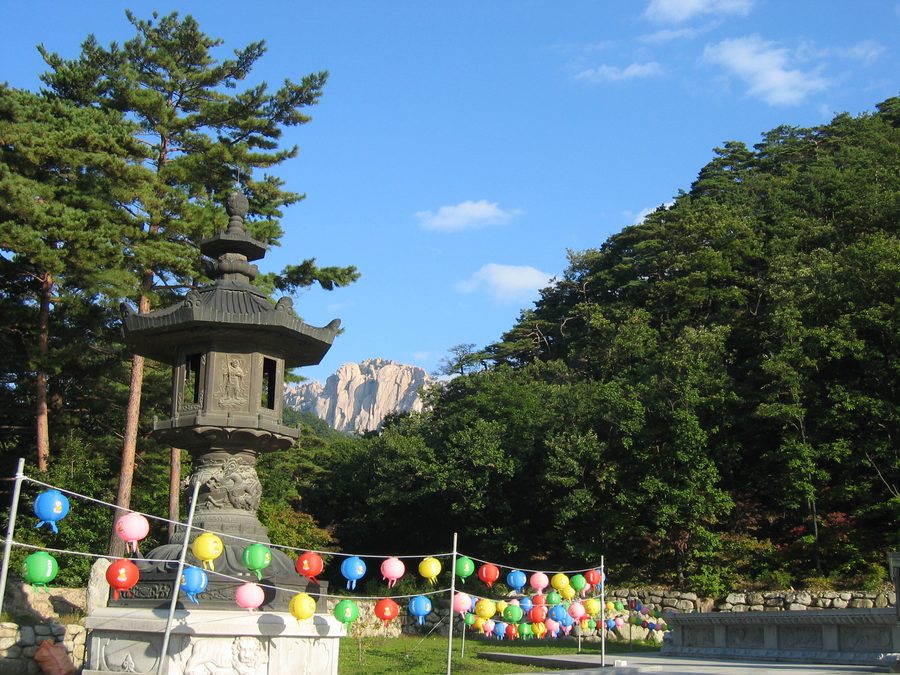 Tempio di Seoraksan tra le montagne