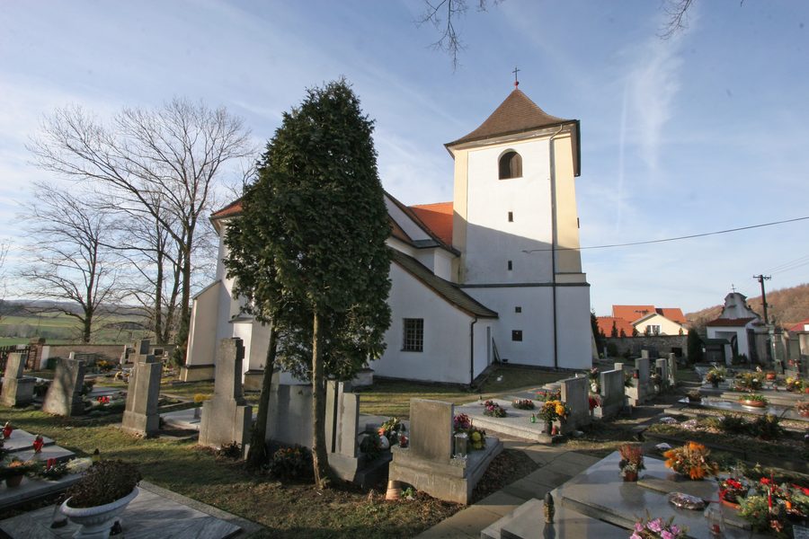 Außenansicht der Johannes-Baptist-Kirche im Ortszentrum von Perálec
