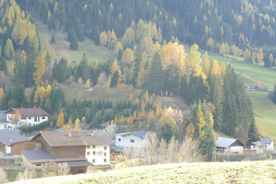 Blick von Trins auf den Kalvarienberg in Tirol