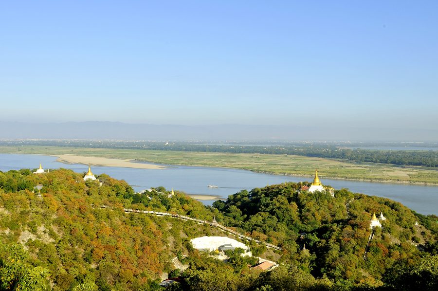 Paesaggio collinare sul fiume in Myanmar centrale