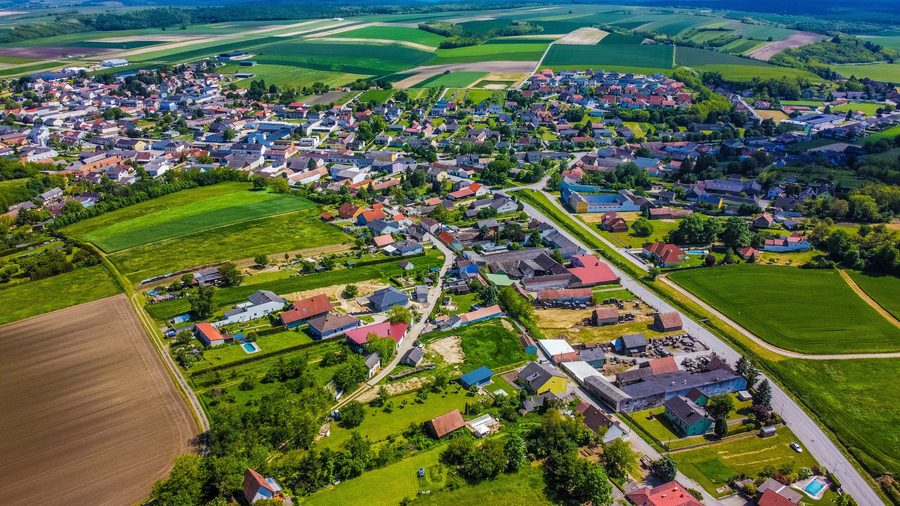 Luftaufnahme der Marktgemeinde Spannberg im niederösterreichischen Weinviertel