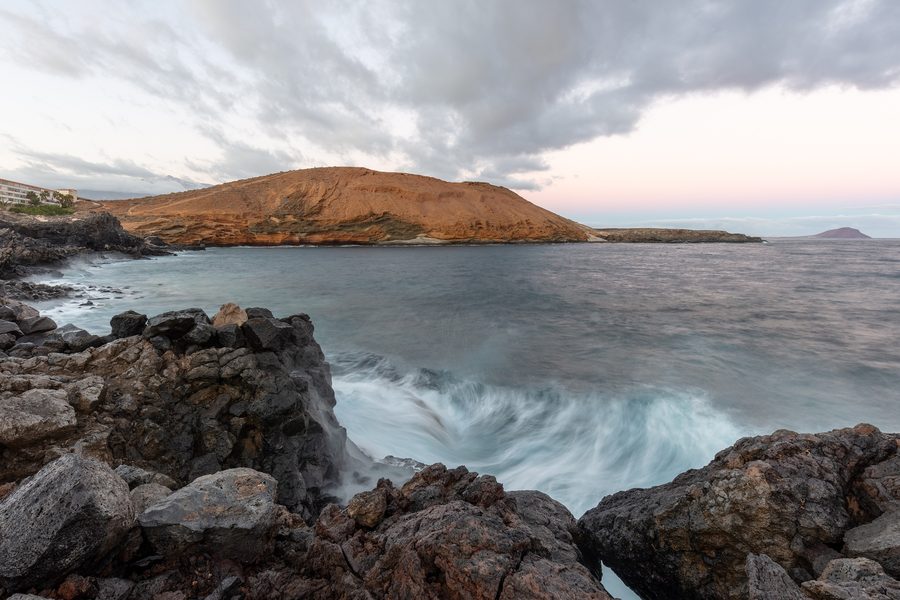 Montaña Amarilla mit gelbem Vulkankegel und zerklüfteter Küste bei Arona auf Teneriffa