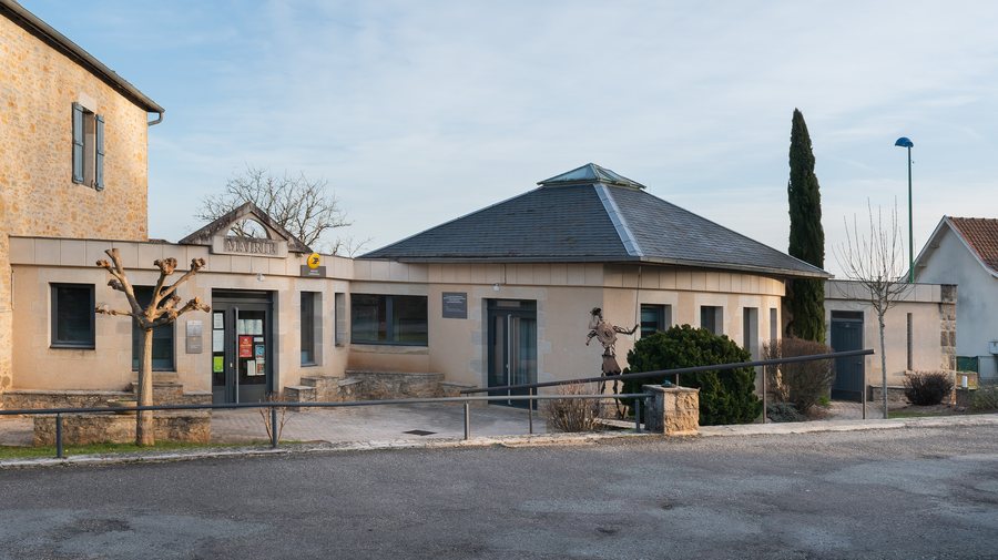 File:Town hall of Martiel.jpg