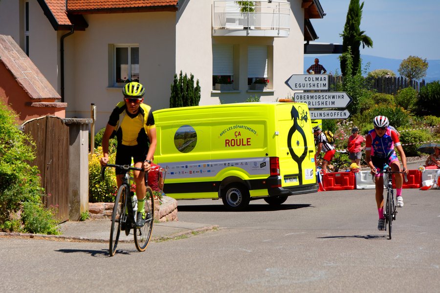 File:2019-07-10 14-14-17 tdf-Husseren-les-Chateaux.jpg