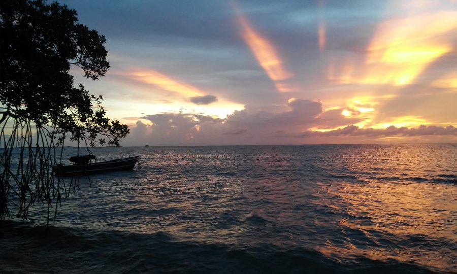 Sonnenuntergang über den Miskito Cays im Karibischen Meer Nicaraguas
