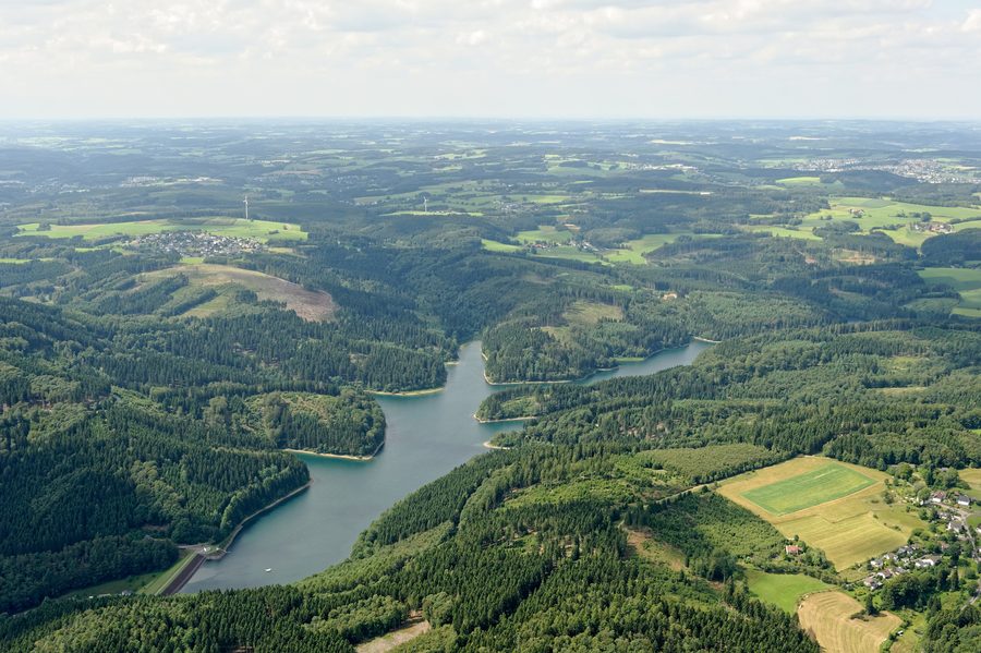 Veduta aerea della diga di Genkel con Marienheide-Dannenberg