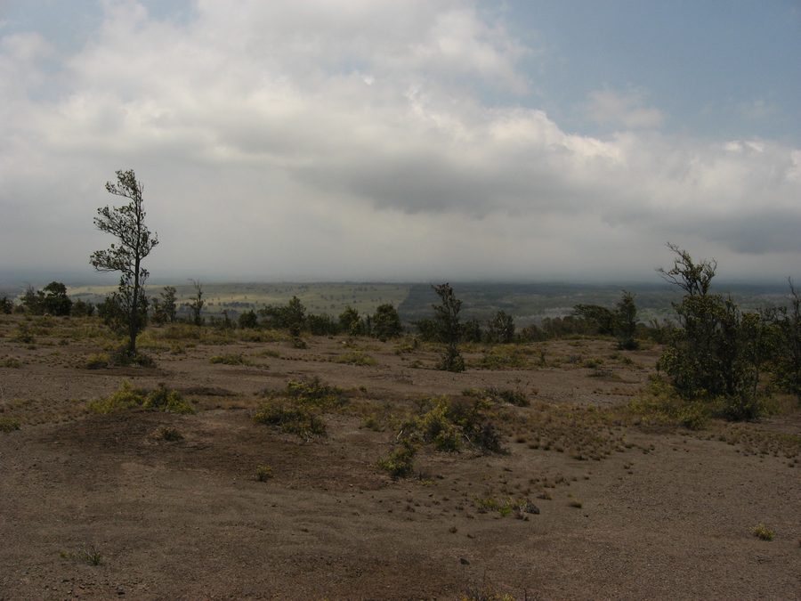 Karge vulkanische Landschaft im Hawaiʻi Volcanoes National Park auf Hawaiʻi Island