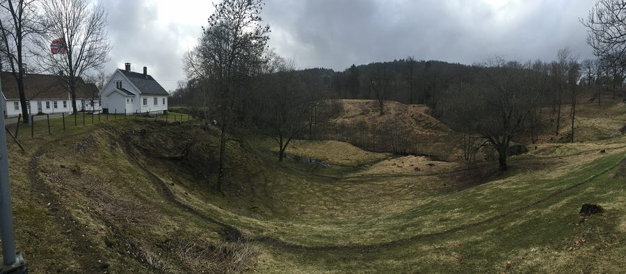 Residenza parrocchiale di Tveit con ruscello nei dintorni della chiesa di Tveit a Kristiansand