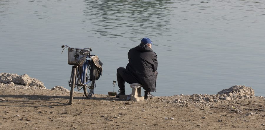 Mann angelt am Ufer des Seyhan in Adana