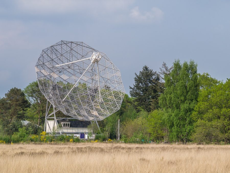 Heidelandschaft im Nationalpark Dwingelderveld mit Radioteleskop