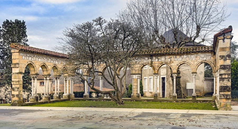 File:Ancienne abbaye de Bonnefont - Restes du cloître du XIIIe - PA00094460.jpg