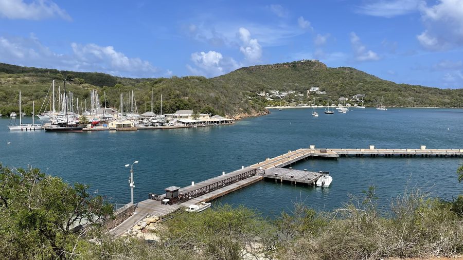 Blick über English Harbour mit Nelson's Dockyard Marina und den umliegenden Hügeln auf Antigua