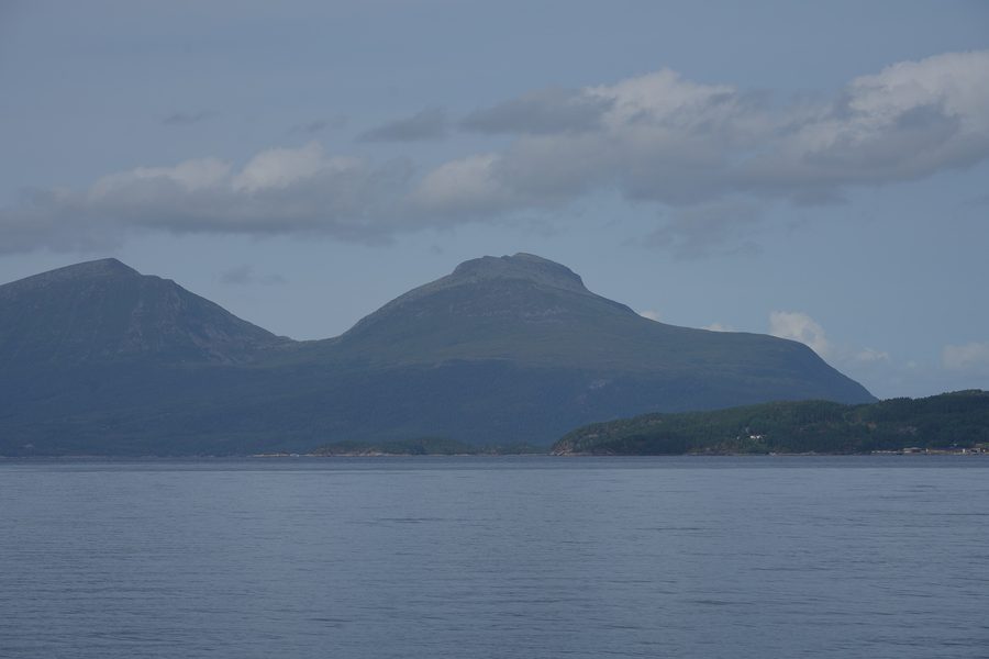 Paesaggio montano sull’isola di Tustna ad Aure con montagne alte quasi 900 metri