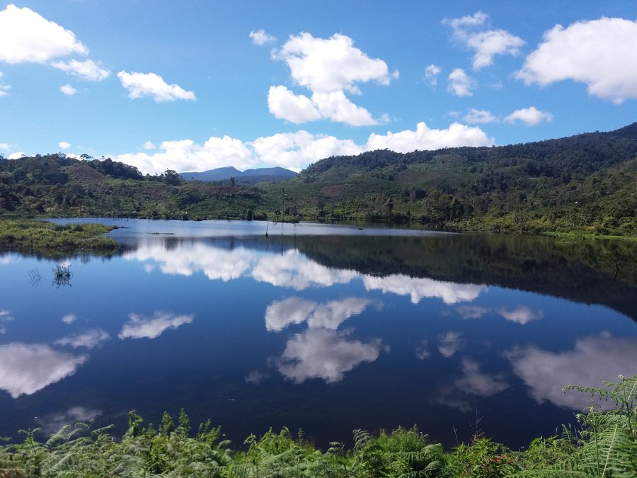 Danau Deduhuk nel villaggio di Segamit, Muara Enim, circondato da colline