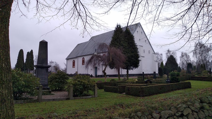 Veduta esterna della chiesa di Felsted con il cimitero a Felsted, Danimarca