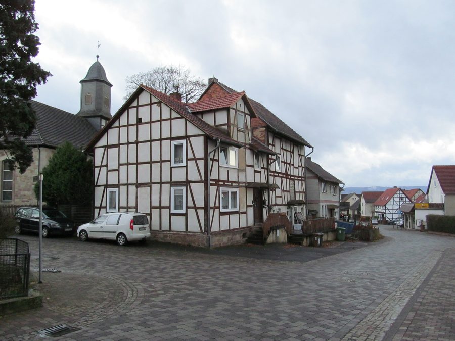 Häusergruppe an der Dorfstraße in Heiligenrode, Niestetal