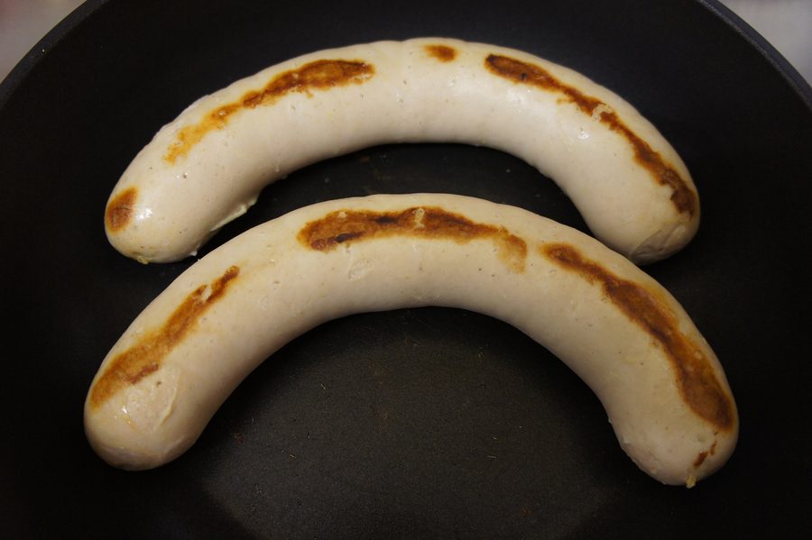Salsicce arrostite su un piatto