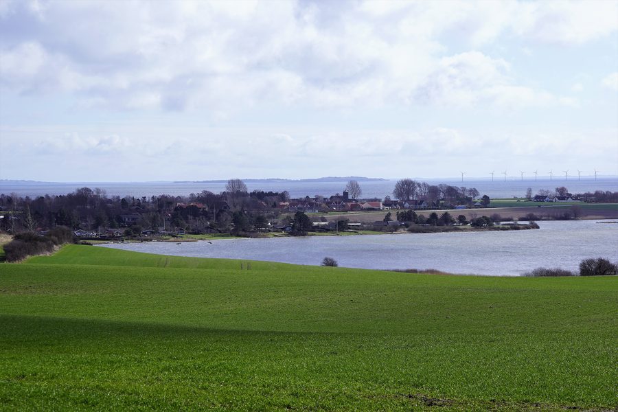 Norsminde set fra nordvest med kystlandskab og fjord