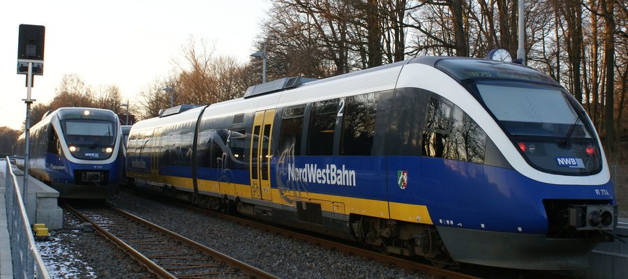 Due treni della Nordwestbahn nella stazione di Wellendorf
