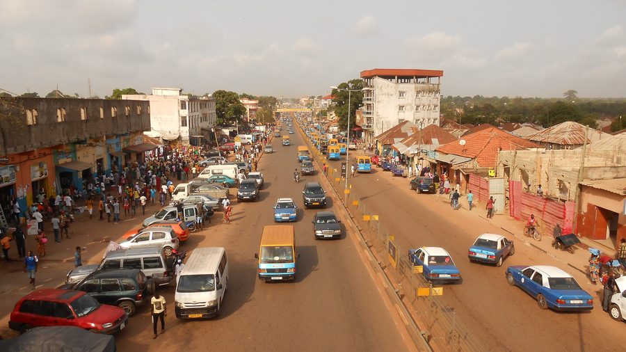 Strada a Bissau con vita urbana quotidiana