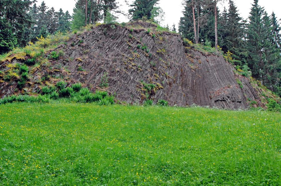 Markante Basaltwand des Naturdenkmals Rotavské varhany bei Rotava
