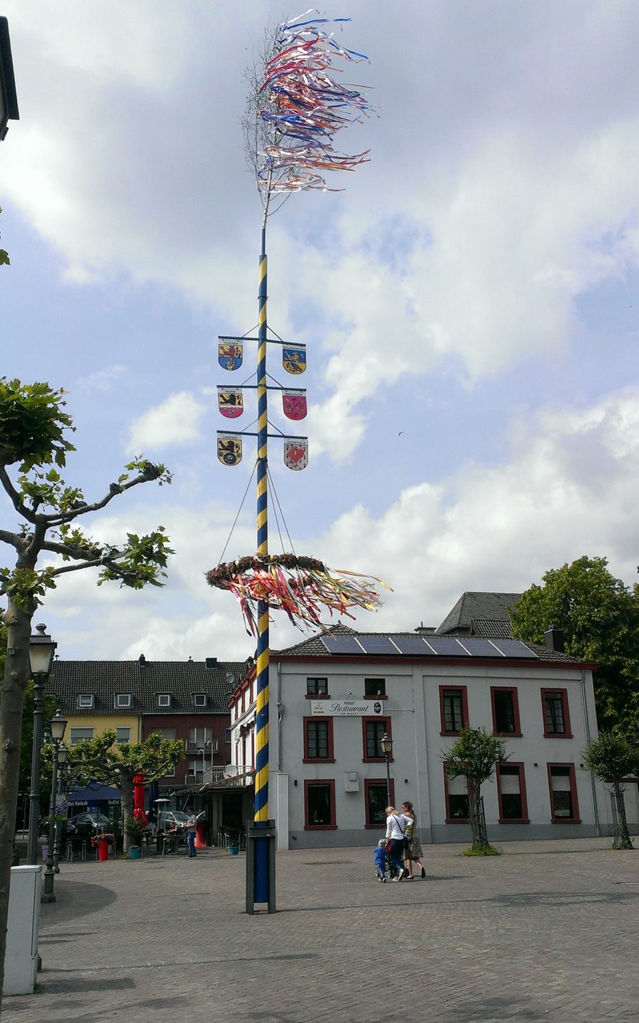 Albero di maggio nella piazza del mercato a Geilenkirchen