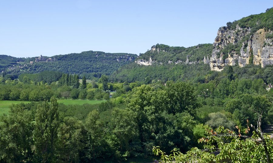 Valle della Dordogna con paesaggio fluviale in Aquitania