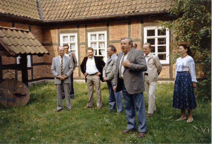 File:Friedrich Behrens bei einer Gästeführung.jpg