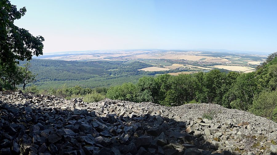 Vista dal Kleinen Gleichberg sul paesaggio in direzione di Römhild