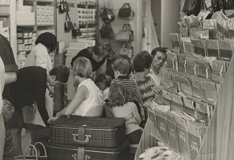 File:Schoenenzaak centrum Uithoorn, Inventarisnummer NL-HlmNHA Hmr 01408.JPG