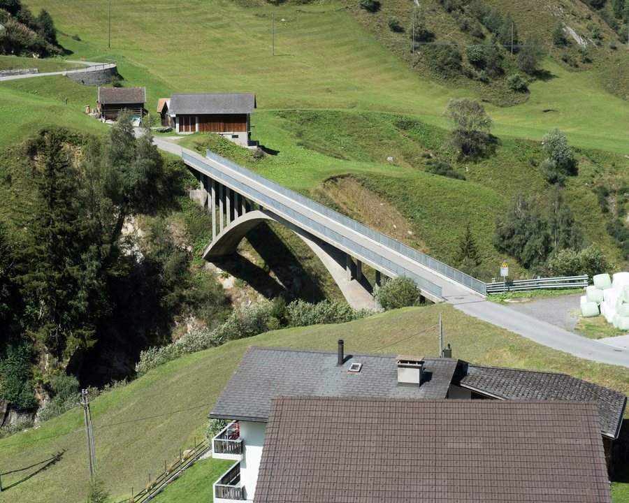 File:Platta Brücke über den Medelser Rhein, Medel GR 20170829-jag9889.jpg