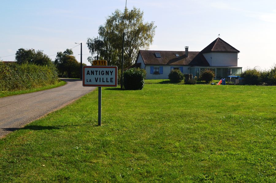 File:Antigny-la-Ville Entry.JPG