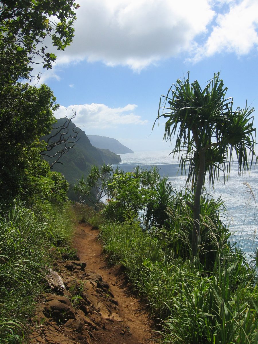 Il Kalalau Trail lungo la costa Nā Pali di Kauaʻi.