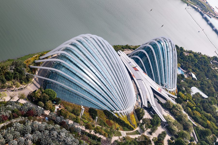 Gardens by the Bay mit Cloud Forest und Flower Dome vor der Skyline von Singapur