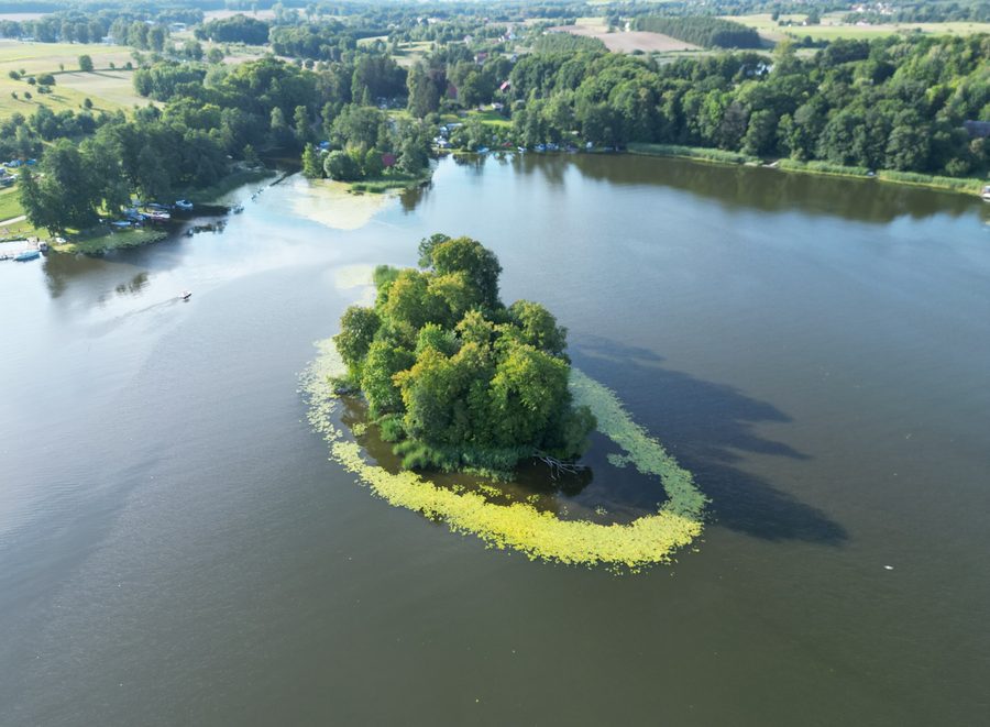 Isola all’estremità settentrionale del lago Ruda Woda, vicino all’ingresso del canale di Elbląg