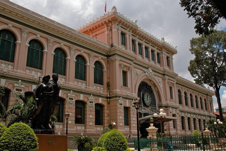 Facciata del Saigon Central Post Office nel centro di Ho Chi Minh City, di impronta francese