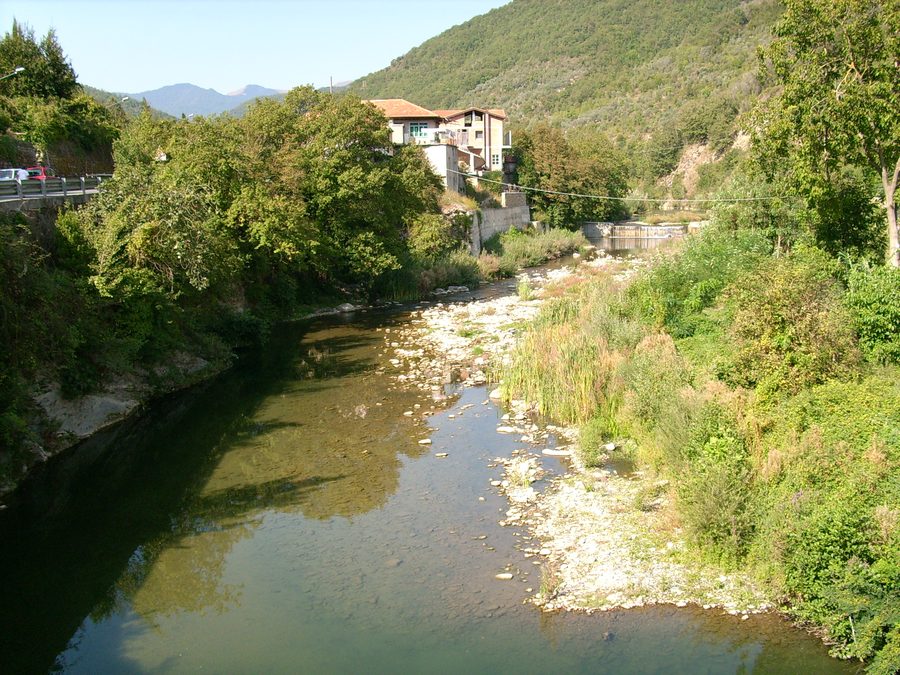 Der Fluss Arroscia bei Vessalico in Ligurien